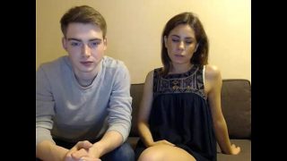 दो प्रेमी जो वीडियो चैट करते हैं और एक दूसरे के बारे में उत्साहित होते हैं