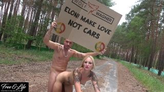 वह अपनी गर्लफ्रेंड के साथ पहाड़ पर पहुंचता है और उसे पूरी तरह से नंगा करके कार में लिटा देता है