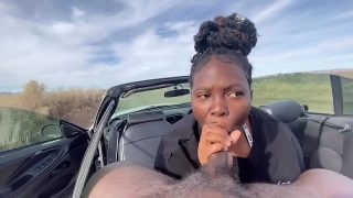 वह हो जाता है करने के लिए मुख-मैथुन में एक परिवर्तनीय कार इस परिपक्व अश्वेत महिला जो न तो