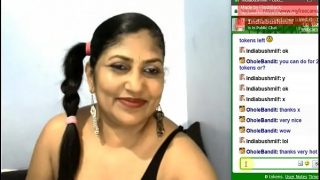 इंडिका जिसे वेबकैम पर फिल्माया जाता है जब वह अपने निपल्स की मालिश करती है