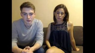 दो प्रेमी जो वीडियो चैट करते हैं और एक दूसरे के बारे में उत्साहित होते हैं